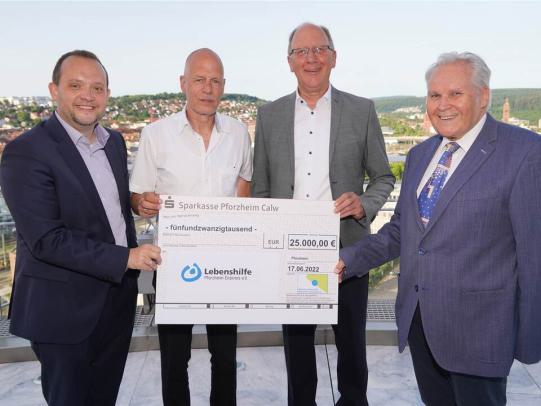 Zum Geburtstag überreichen Manuel Linkenheil (links), Georg Kappler (Dritter von links) und Uwe Arndt (rechts) einen Spendenscheck über 25.000 Euro an Dirk Zeuchner, den Vorsitzenden der Lebenshilfe.