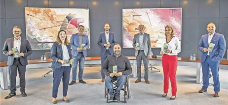 OB Peter Boch, Anne Marie Rouvière-Petruzzi, Michael Schmidt, Landrat Bastian Rosenau, Mohamed Zakzak, Georg Kappler, Yvonne Alvarez und Manuel Linkenheil (von links) wollen sich für mehr Inklusion auf Spielplätzen einsetzen. Foto: Meyer