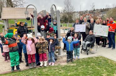 Manuel Linkenheil übergibt den 10.000 € Spendenscheck an Bürgermeisterin Birgit Förster