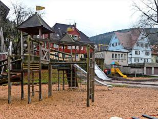Spendenübergabe für Inklusionsspielgeräte auf dem Spielplatz Enzauenhalle